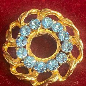 🍒3 for $33🍒 Gold Tone Blue Rhinstones Wreath Brooch Pin